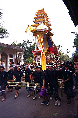 Balinese Funeral in Ubud carrying 