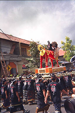 Balinese Funeral in Ubud carrying 