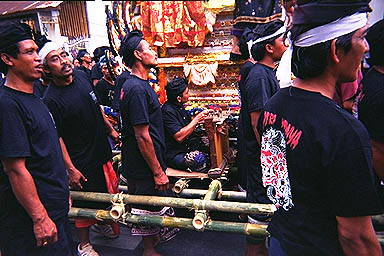 Balinese Funeral in Ubud carrying 