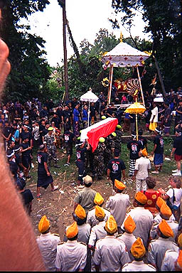 Balinese Funeral in Ubud loading corpse