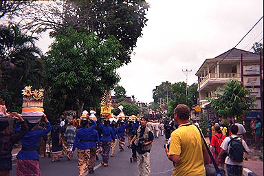 Balinese Funeral in Ubud march 